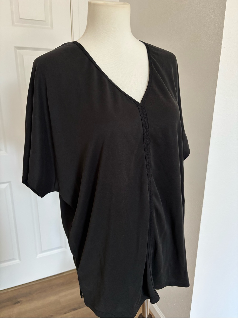 NWOT Bar III Black V-Neck Short Sleeve Tunic Tee